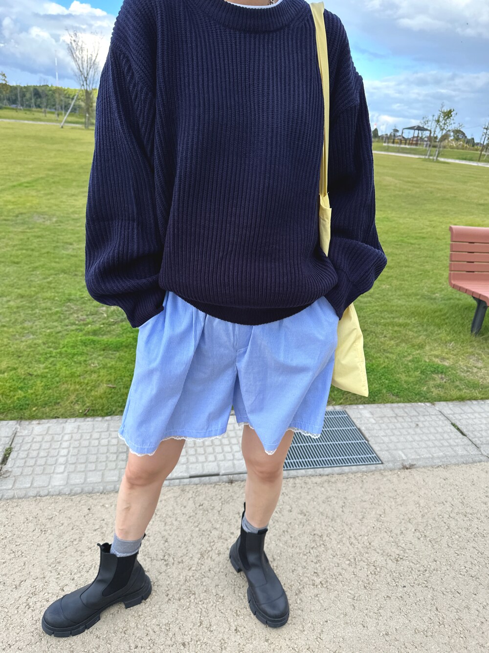 ブラック系のブーツ、ブルー系のパンツ、ブルー系のニット/セーターを着用したレディースの秋コーディネートの3枚目の写真