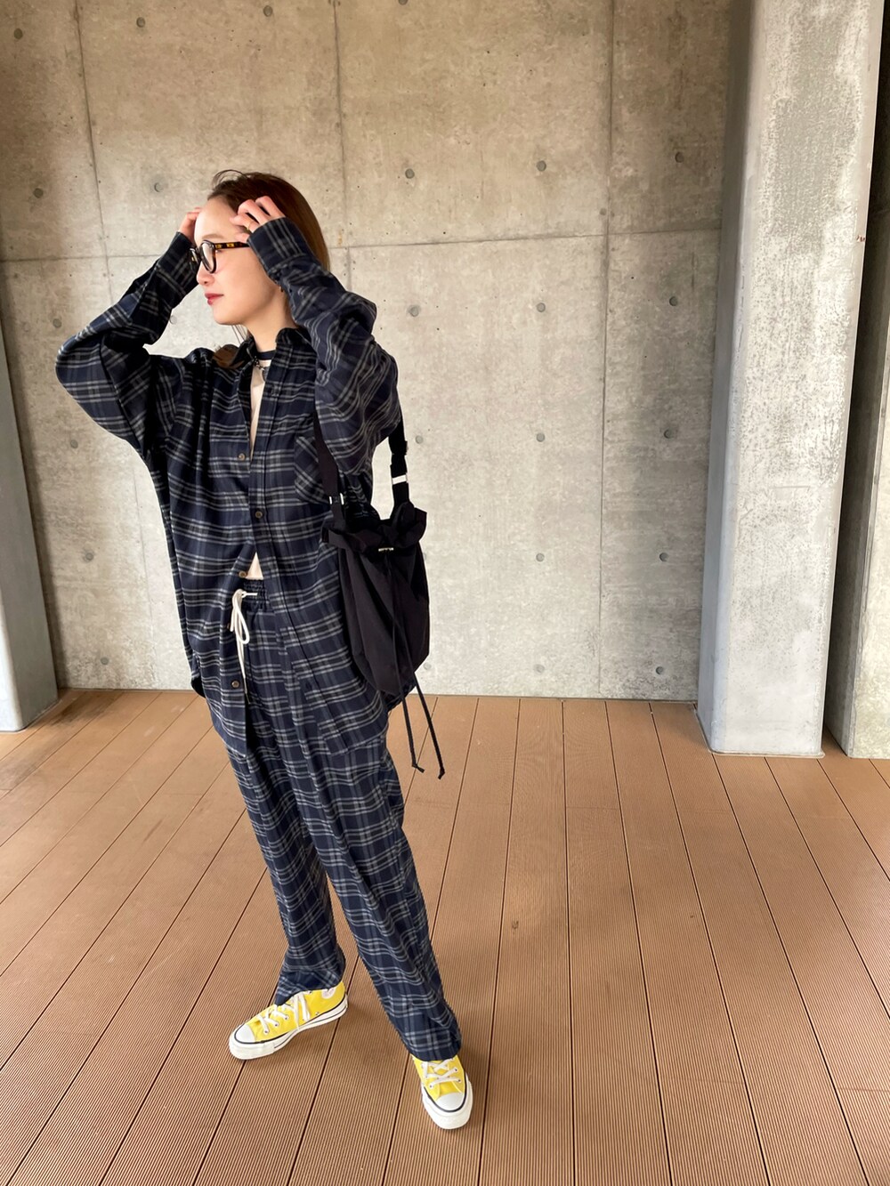 イエロー系のスニーカー、ブルー系のパンツ、ブルー系のシャツ/ブラウスを着用したレディースの春コーディネートの3枚目の写真