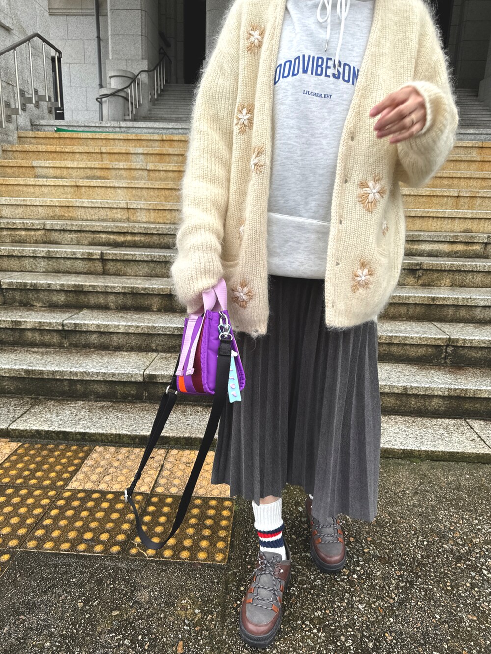 「スウェット、着回しコーデ、春カラー、淡色コーデ、プチプラコーデ、プリーツスカート、メガネ女子」｜「mignonのアイテム（トップス、グレー系）」を使った、mioさん（レディース・165cm）の冬コーディネートの3枚目の写真