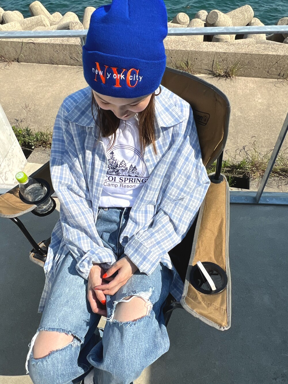 ブルー系のシャツ/ブラウス、ブルー系のデニムパンツ、ホワイト系のスニーカーを着用したレディースの春コーディネートの3枚目の写真