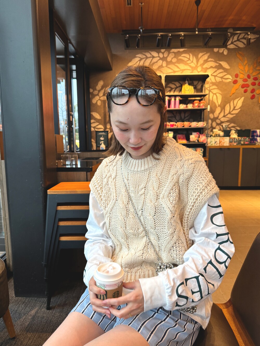 ブラック系のブーツ、ブルー系のパンツ、ホワイト系のトップスを着用したレディースの冬コーディネートの4枚目の写真