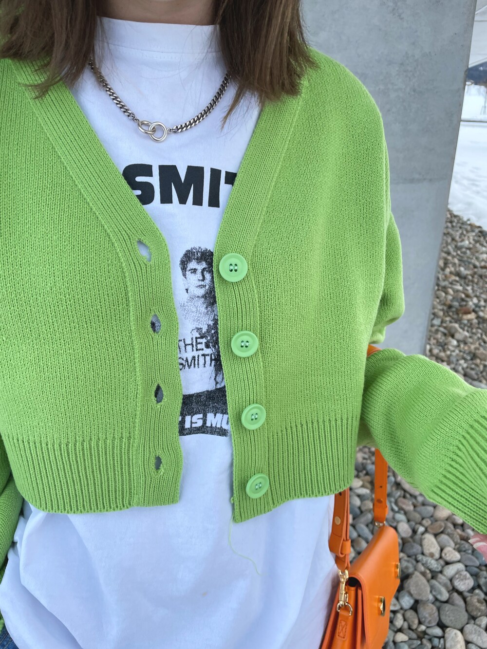 ブルー系のデニムパンツ、グリーン系のカーディガン/ボレロ、イエロー系のスニーカーを着用したレディースの冬コーディネートの3枚目の写真