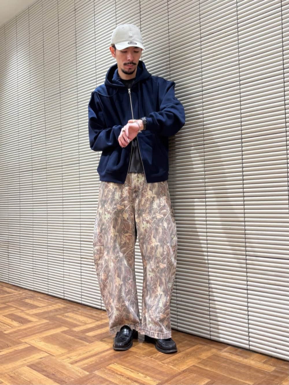 ブルー系のパーカー、グリーン系のその他パンツを着用したメンズの秋コーディネートの2枚目の写真