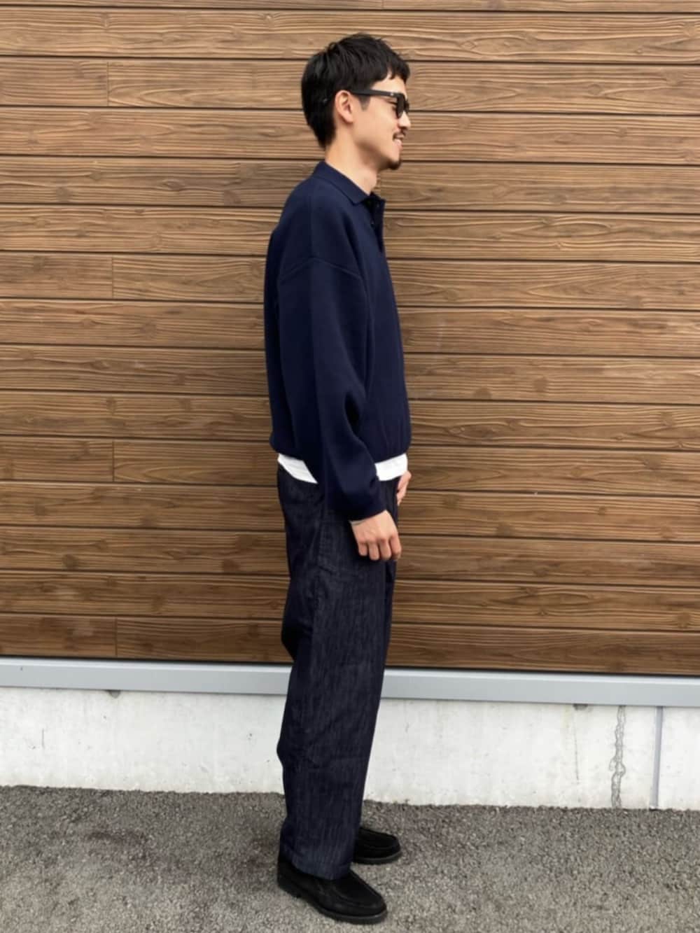 ブルー系のニット/セーター、その他のその他パンツを着用したメンズの秋コーディネートの2枚目の写真