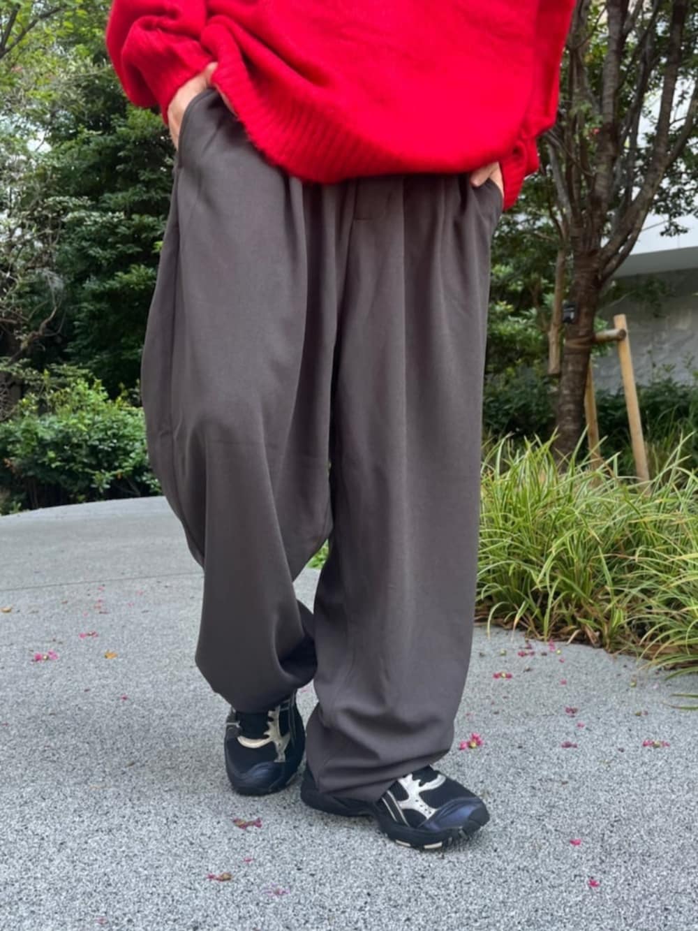 レッド系のニット/セーター、グレー系のセットアップを着用したメンズの夏コーディネートの5枚目の写真