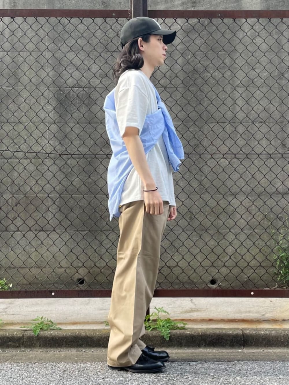 ベージュ系のチノパンツ、グレー系のTシャツ/カットソーを着用したメンズの春コーディネートの2枚目の写真