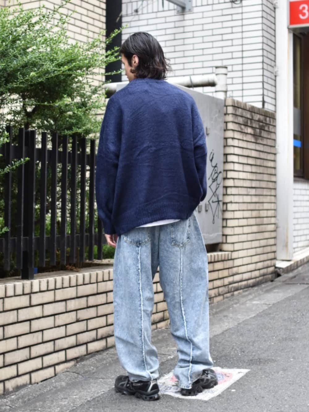 ブルー系のデニムパンツ、ブルー系のニット/セーターを着用したメンズの夏コーディネートの3枚目の写真