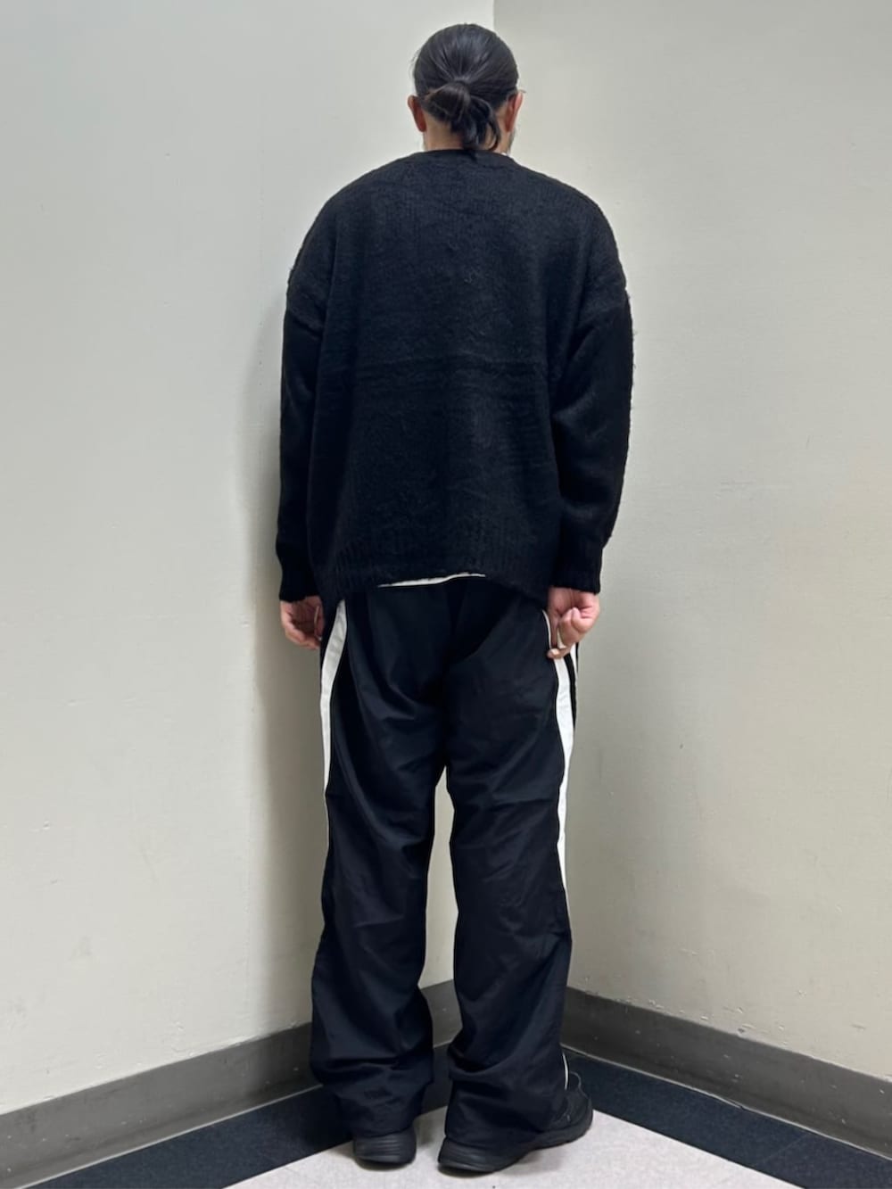 ブラック系のその他パンツ、ブラック系のカーディガン/ボレロを着用したメンズの夏コーディネートの3枚目の写真