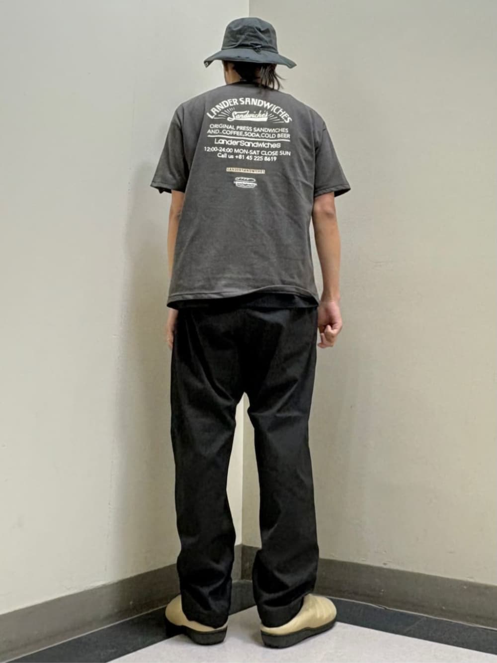 ブラック系のTシャツ/カットソー、ブラック系のその他パンツを着用したメンズの夏コーディネートの3枚目の写真