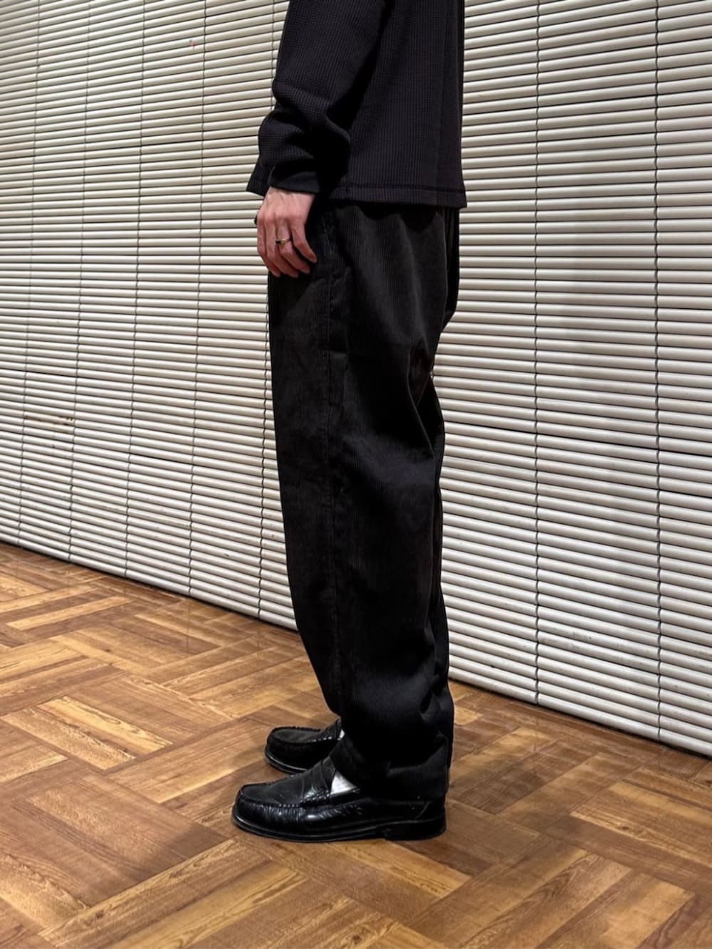 ベージュ系のスウェット、グレー系のその他パンツを着用したメンズの秋コーディネートの4枚目の写真