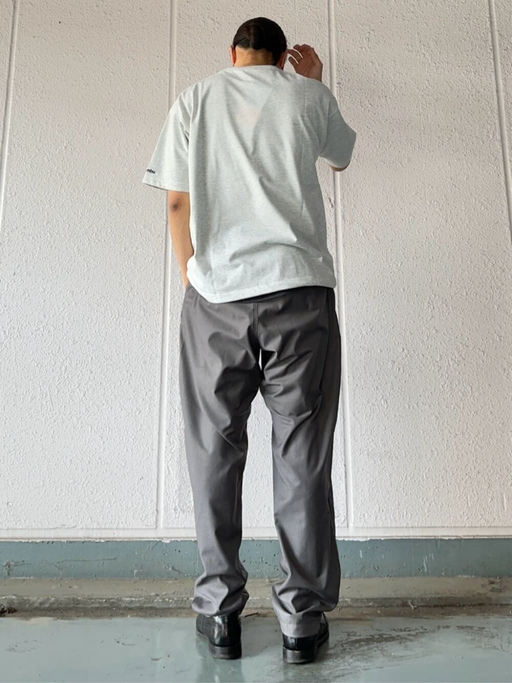グレー系のTシャツ/カットソー、グレー系のスラックスを着用したメンズの春コーディネートの3枚目の写真