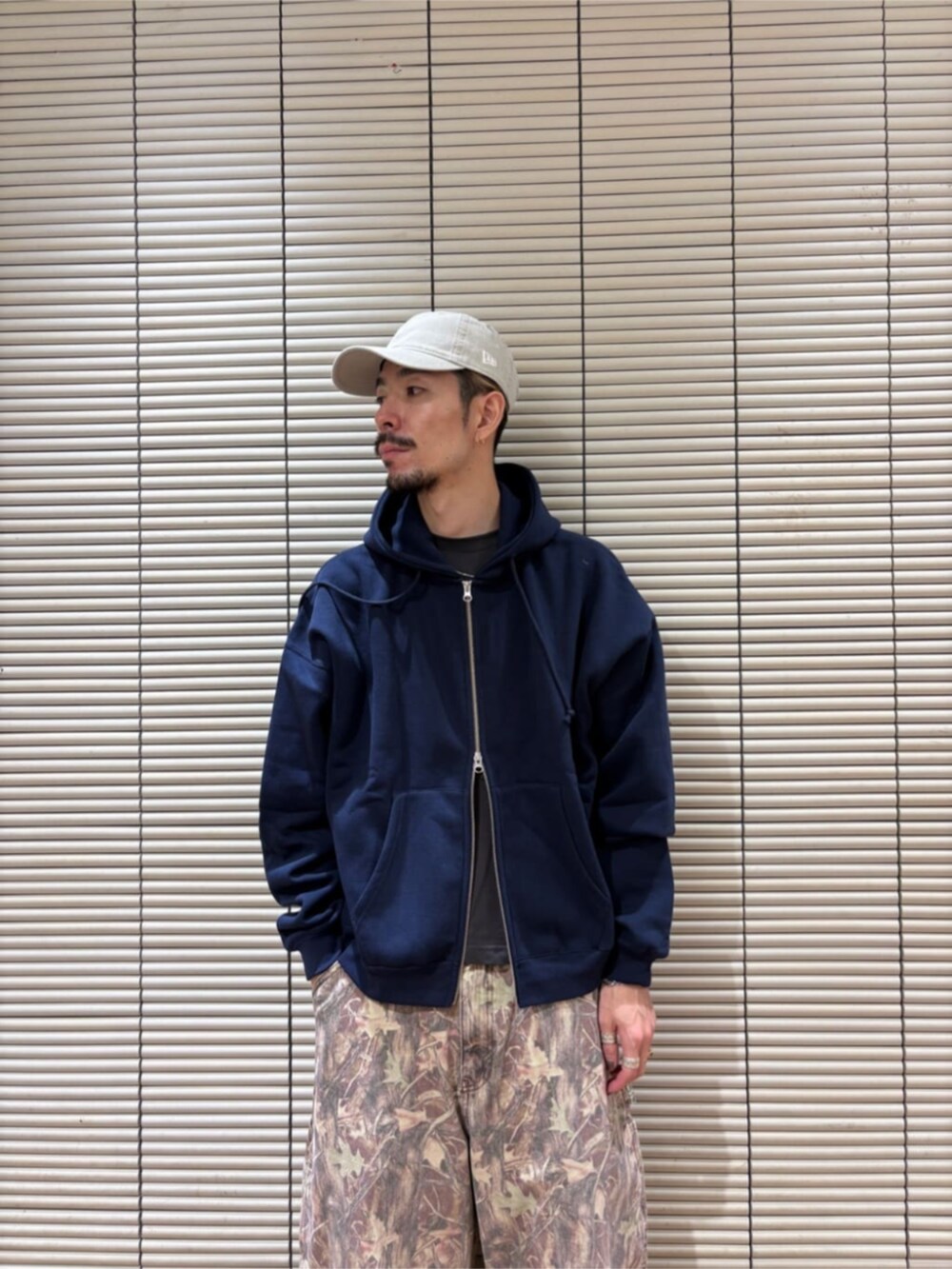 ブルー系のパーカー、グリーン系のその他パンツを着用したメンズの秋コーディネートの3枚目の写真