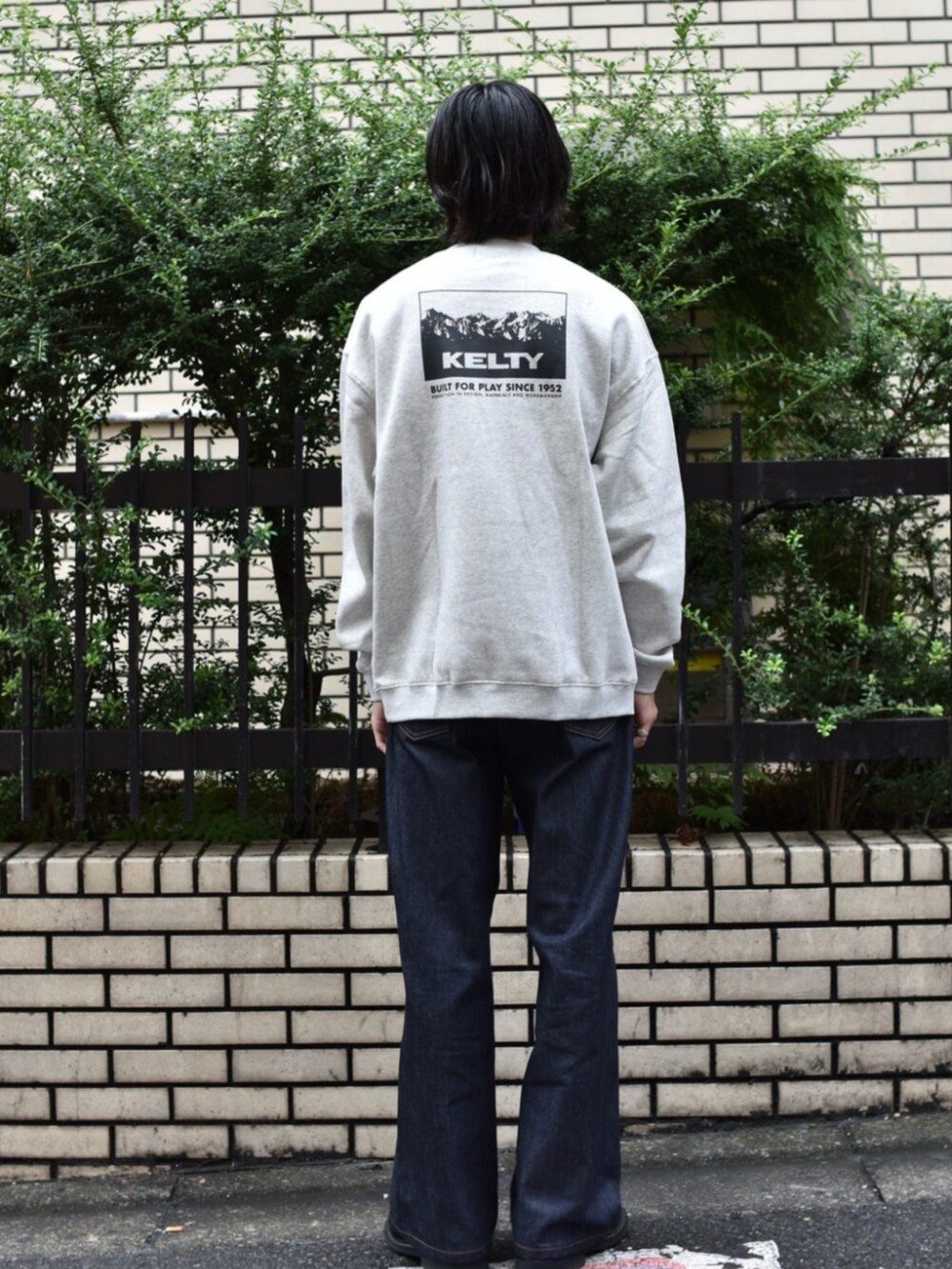 ベージュ系のスウェットを着用したメンズの秋コーディネートの2枚目の写真