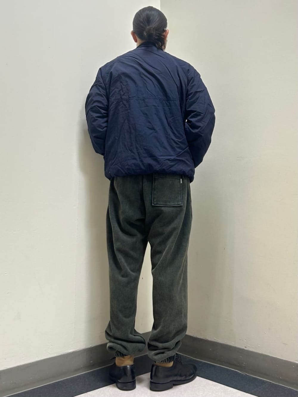 ブルー系のブルゾン、ブラック系のスウェットパンツを着用したメンズの秋コーディネートの3枚目の写真