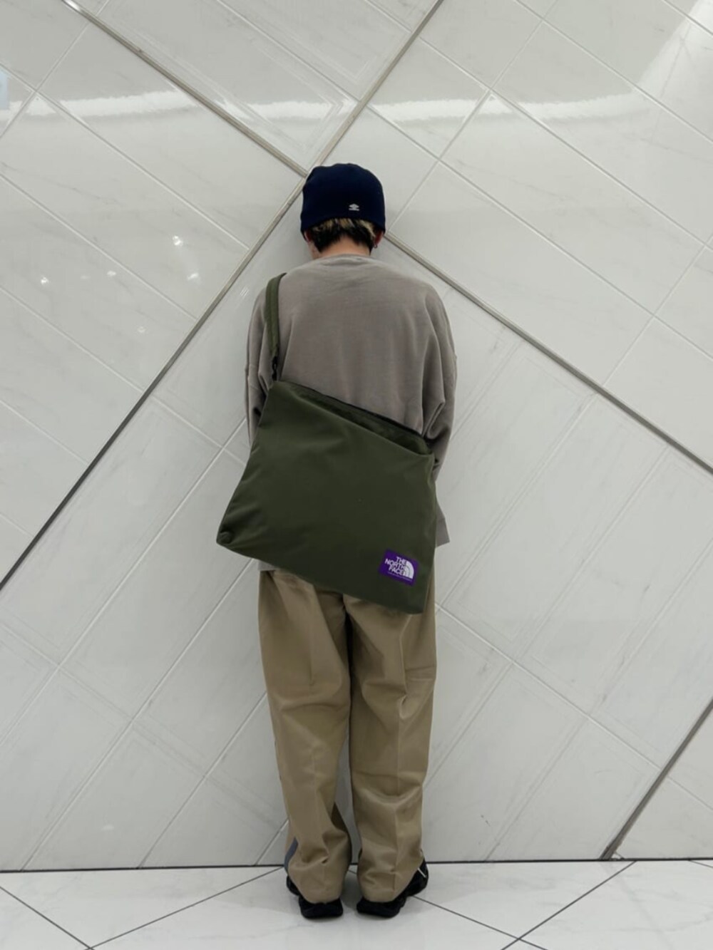 ベージュ系のスウェットを着用したメンズの秋コーディネートの3枚目の写真