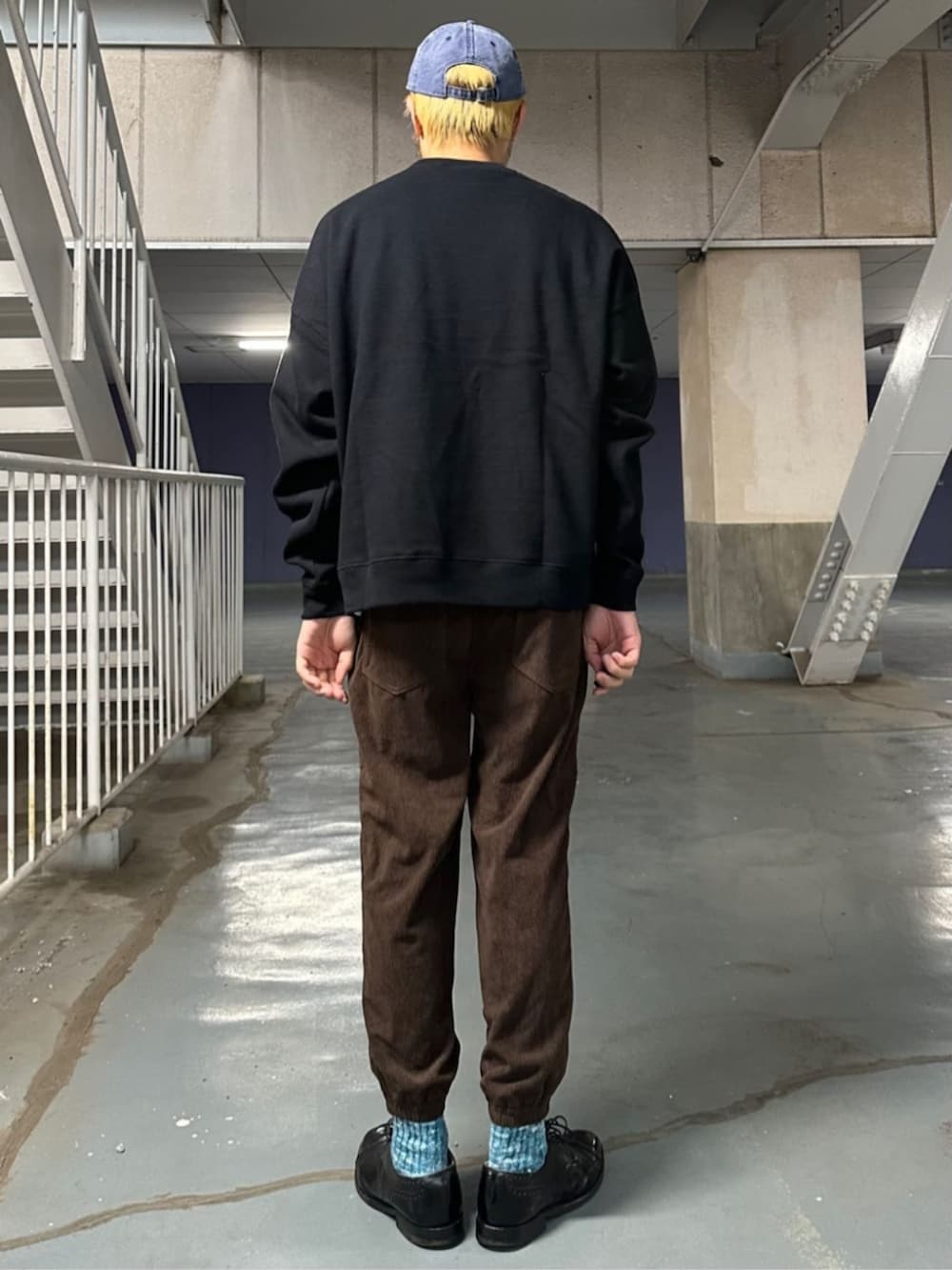 ブラック系のスウェット、ブラウン系のその他パンツを着用したメンズの秋コーディネートの3枚目の写真