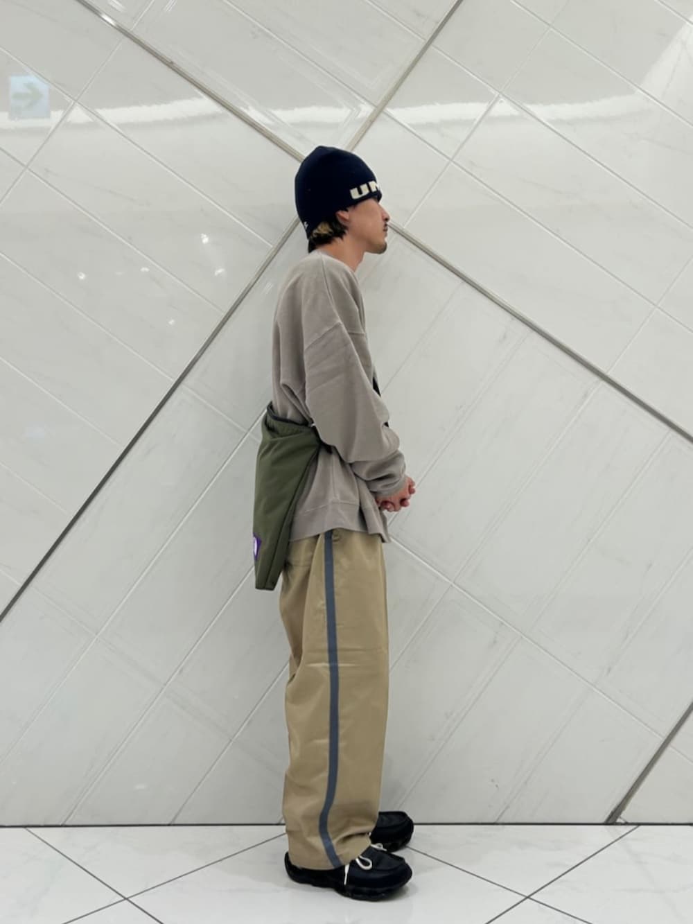 ベージュ系のスウェットを着用したメンズの秋コーディネートの2枚目の写真