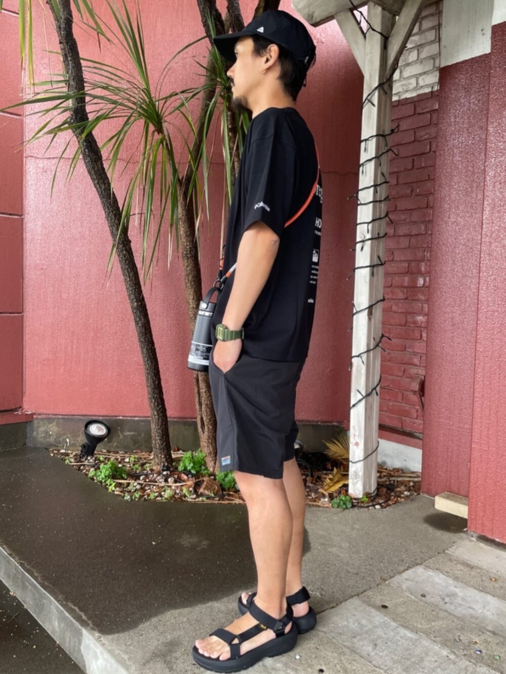 ブラック系のその他パンツ、ホワイト系のTシャツ/カットソーを着用したメンズの夏コーディネートの2枚目の写真