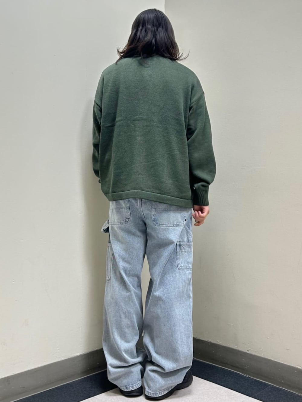 ブルー系のデニムパンツ、グリーン系のカーディガン/ボレロを着用したメンズの夏コーディネートの3枚目の写真