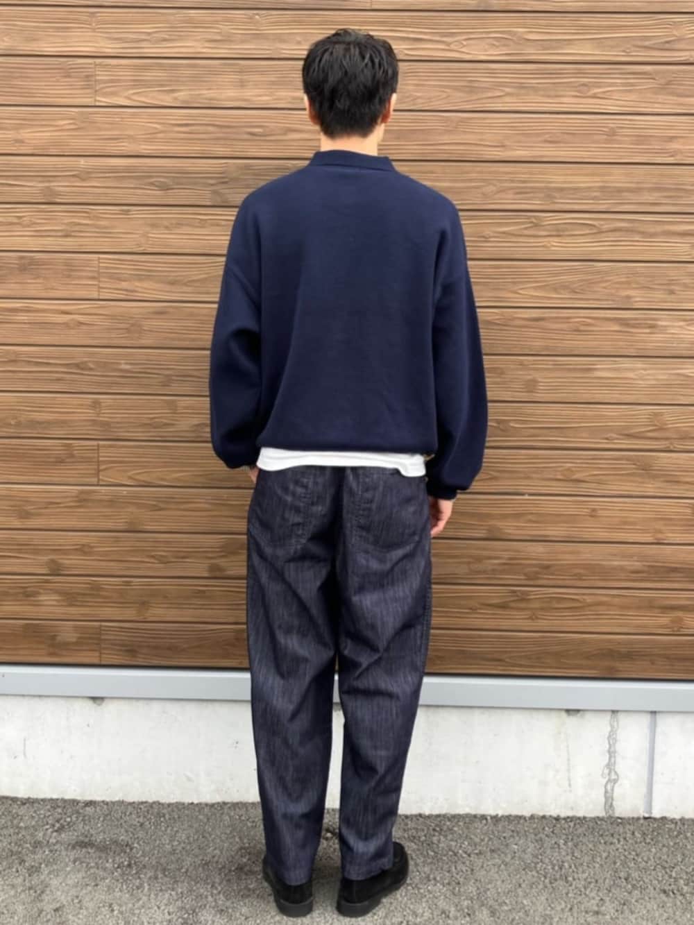 ブルー系のニット/セーター、その他のその他パンツを着用したメンズの秋コーディネートの3枚目の写真