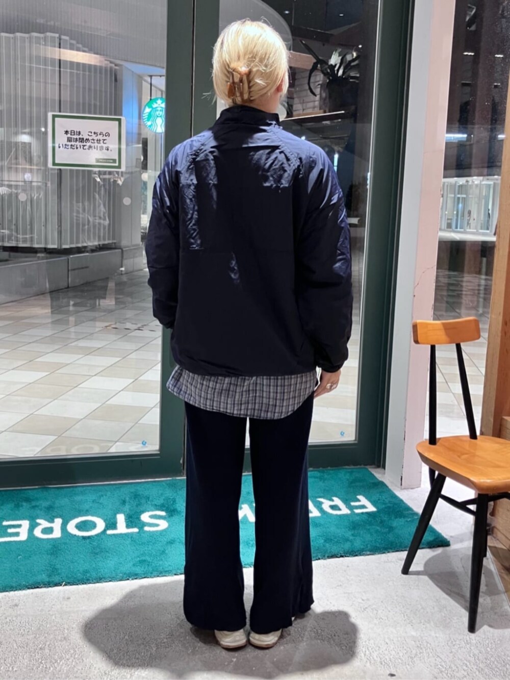 ブルー系のブルゾン、ブルー系のその他パンツを着用したレディースの秋コーディネートの3枚目の写真