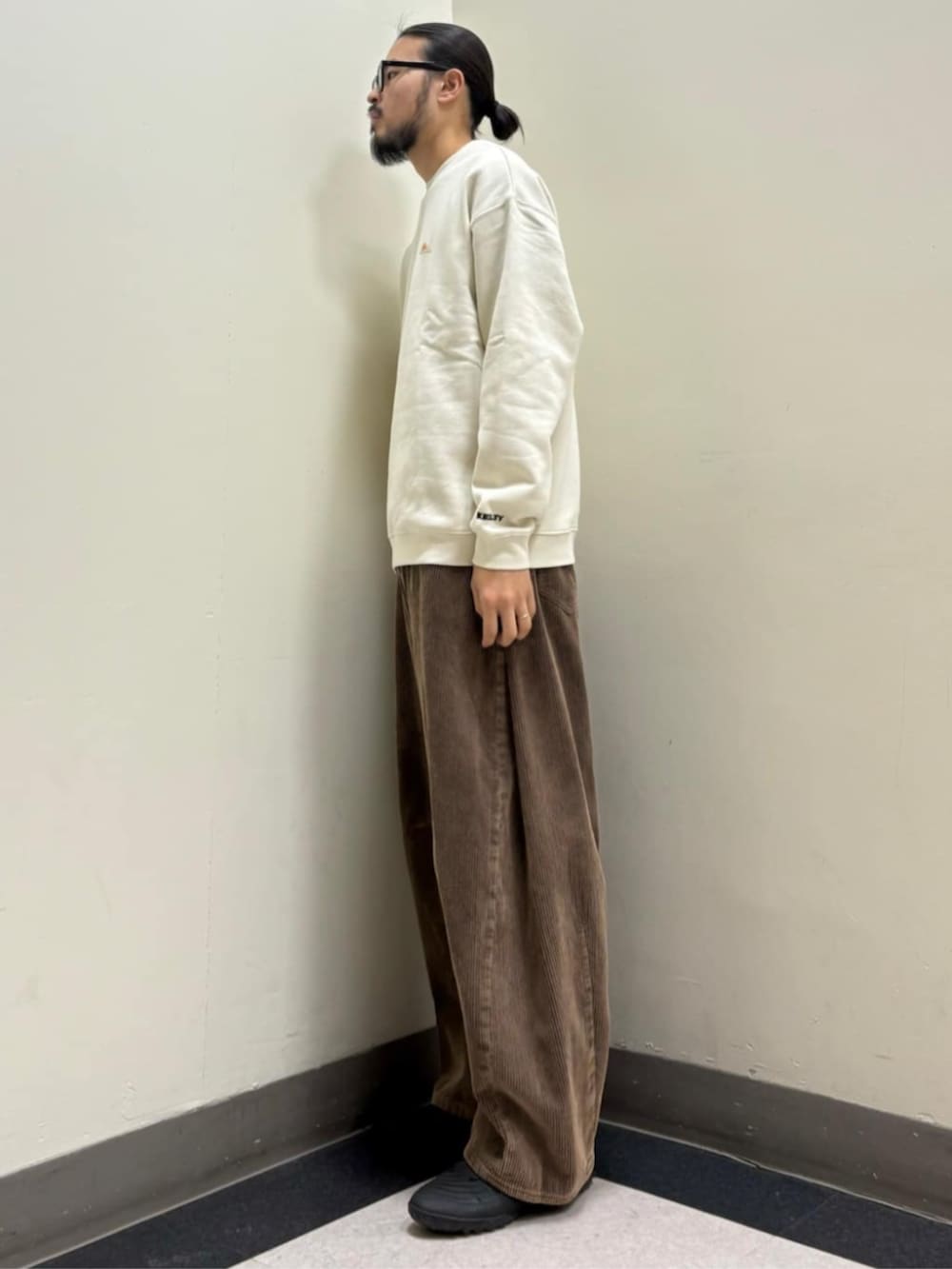 ホワイト系のスウェット、ベージュ系のその他パンツを着用したメンズの秋コーディネートの2枚目の写真