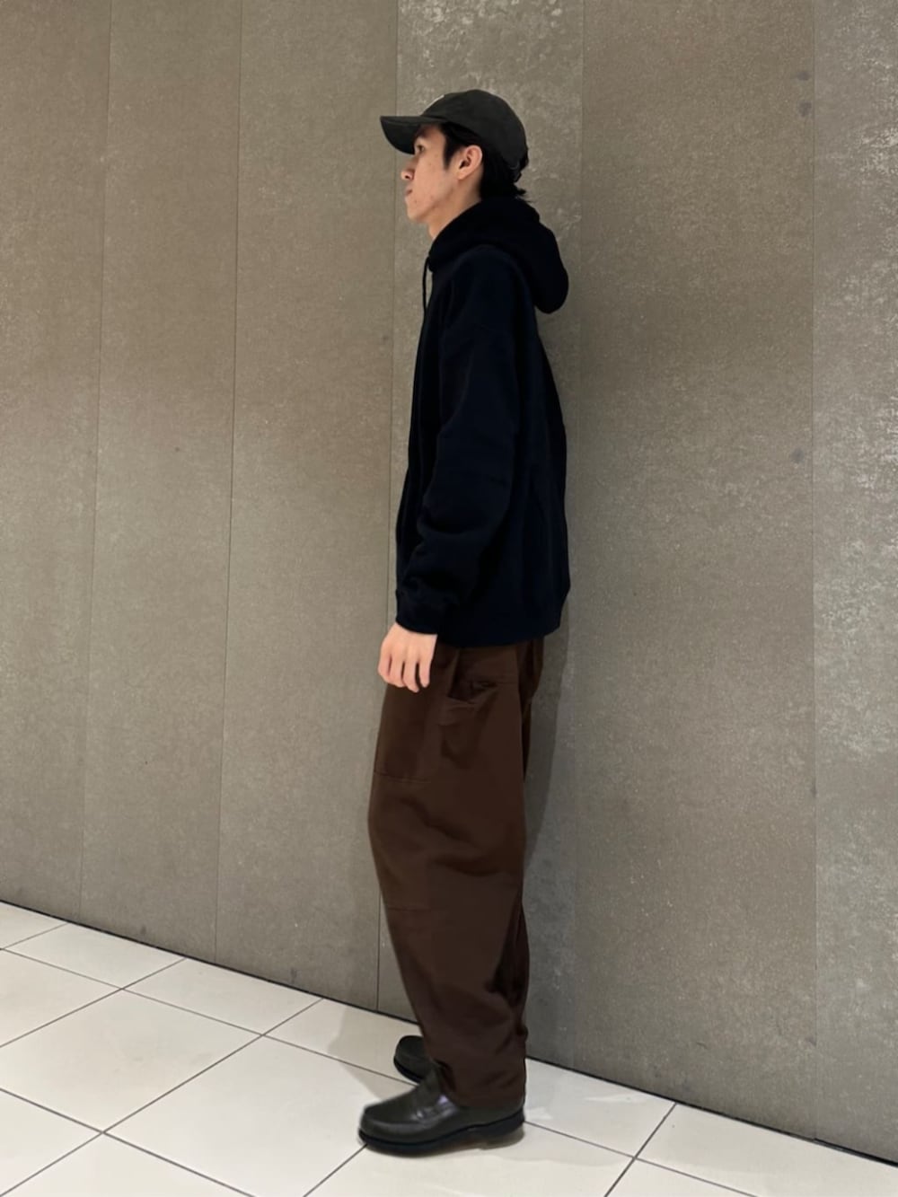 ブラウン系のその他パンツ、ブラック系のパーカーを着用したメンズの秋コーディネートの2枚目の写真