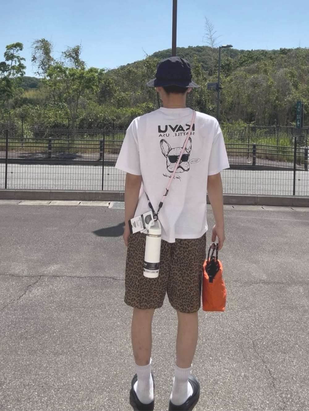 ホワイト系のTシャツ/カットソーを着用したメンズの夏コーディネートの2枚目の写真