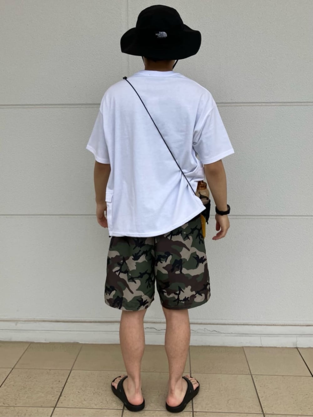 ホワイト系のTシャツ/カットソー、その他のその他パンツ、ブラック系のサンダルを着用したメンズの夏コーディネートの3枚目の写真