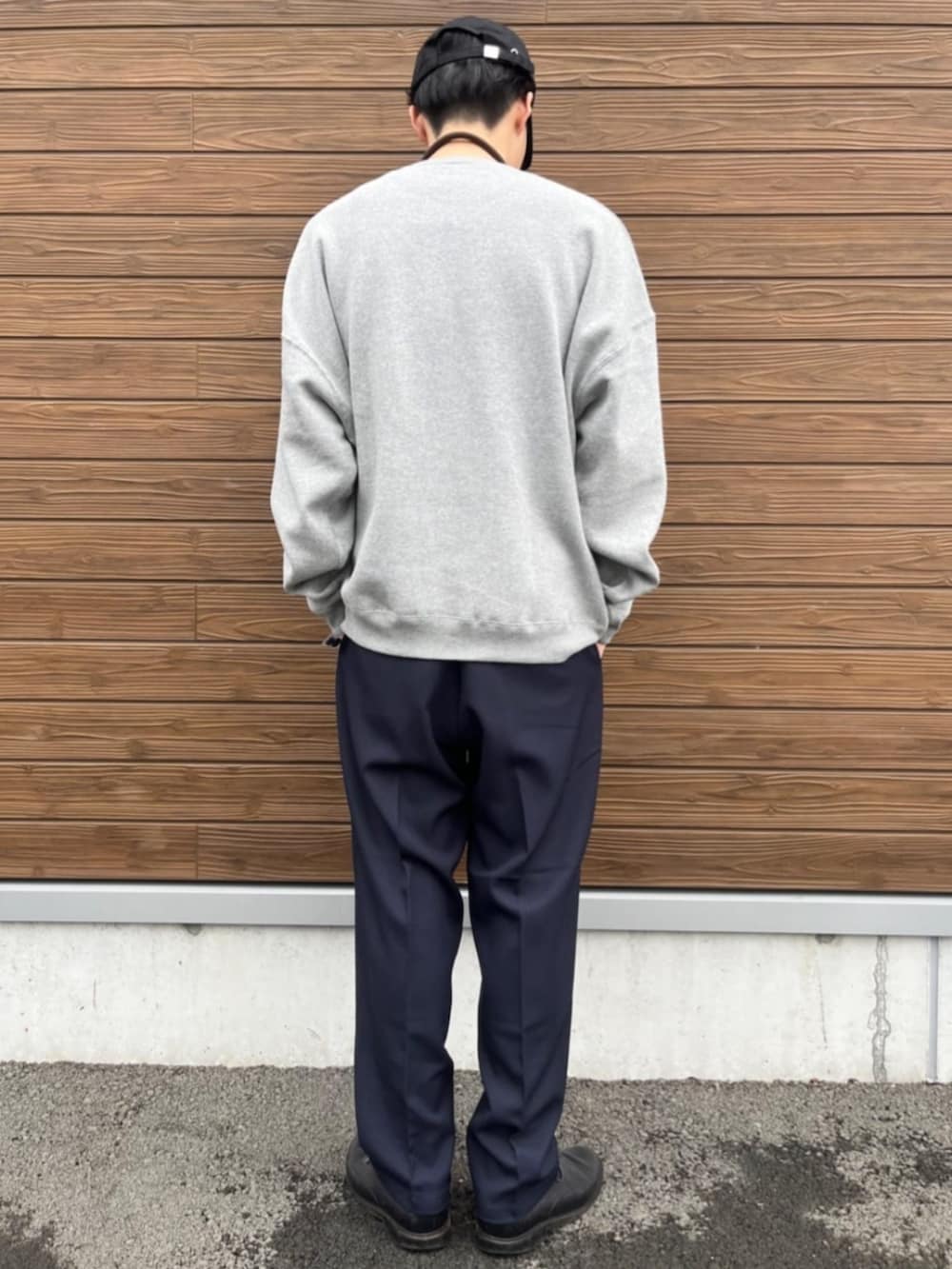 グレー系のスウェットを着用したメンズの秋コーディネートの3枚目の写真