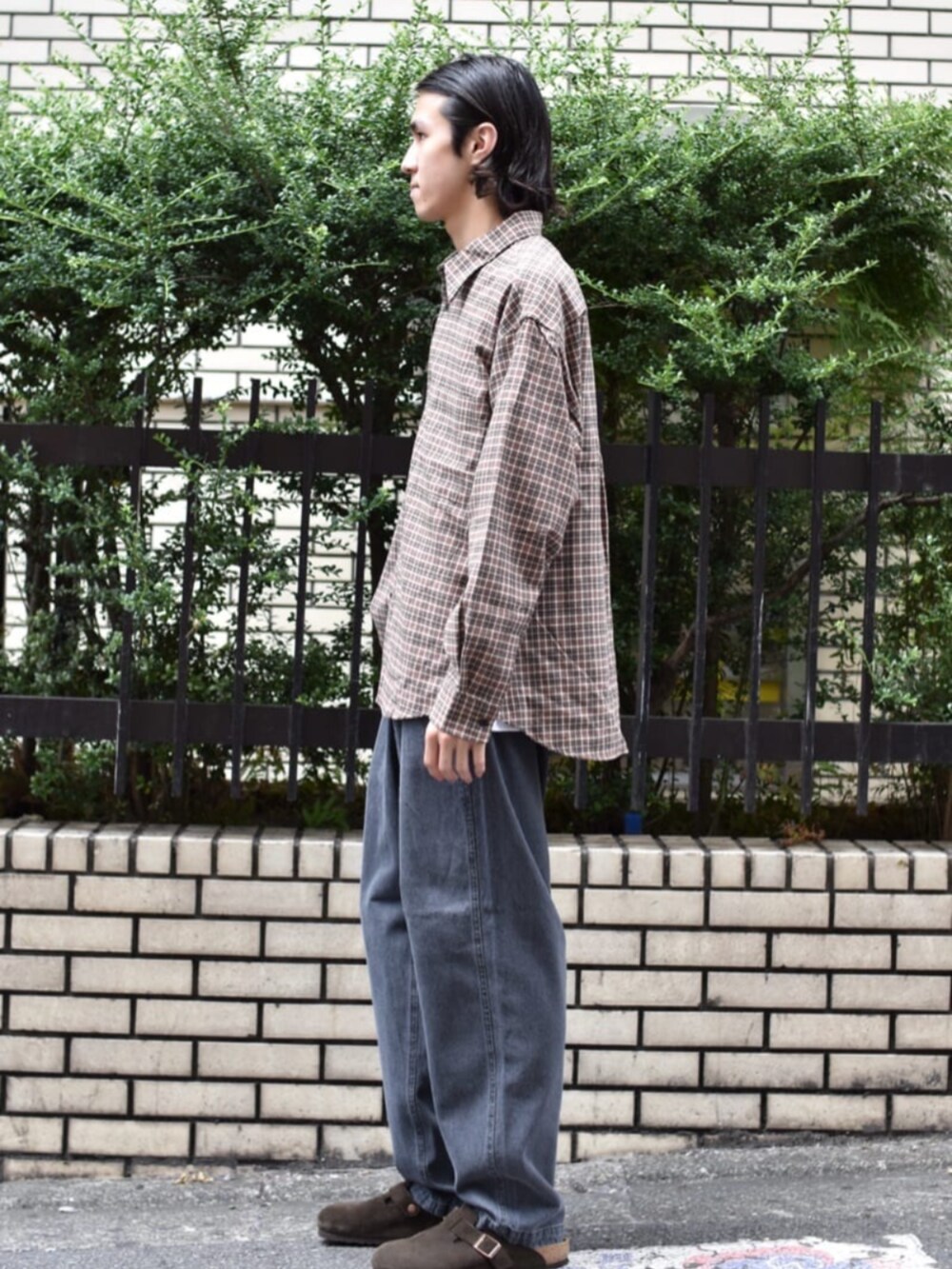 グレー系のチノパンツ、ブラウン系のシャツ/ブラウスを着用したメンズの秋コーディネートの2枚目の写真