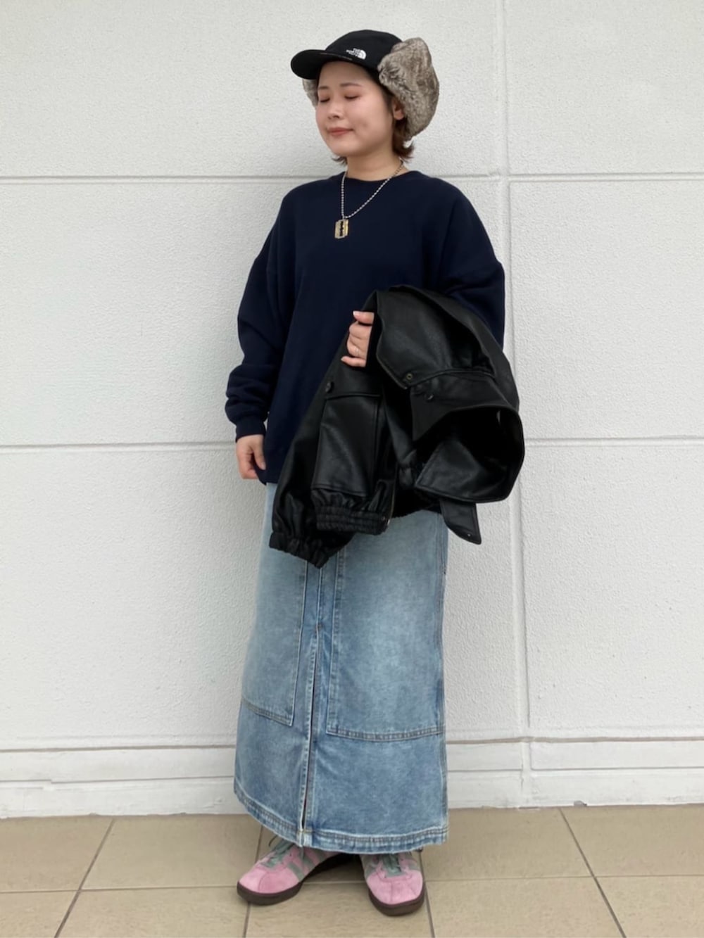 ブルー系のスウェットを着用したレディースの秋コーディネートの3枚目の写真