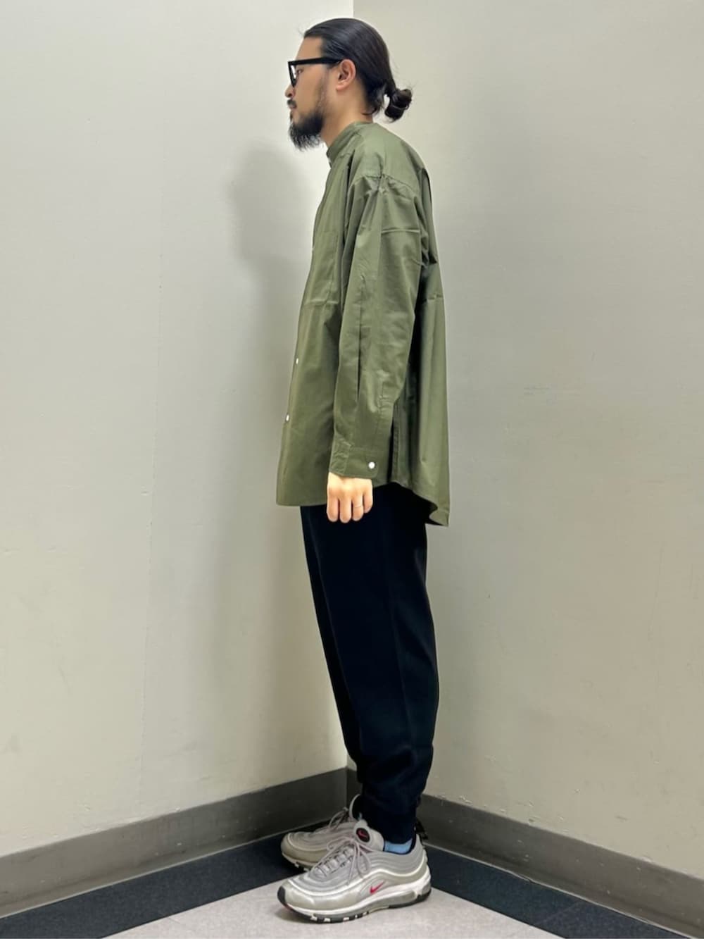 グリーン系のシャツ/ブラウス、ブラック系のその他パンツを着用したメンズの夏コーディネートの2枚目の写真