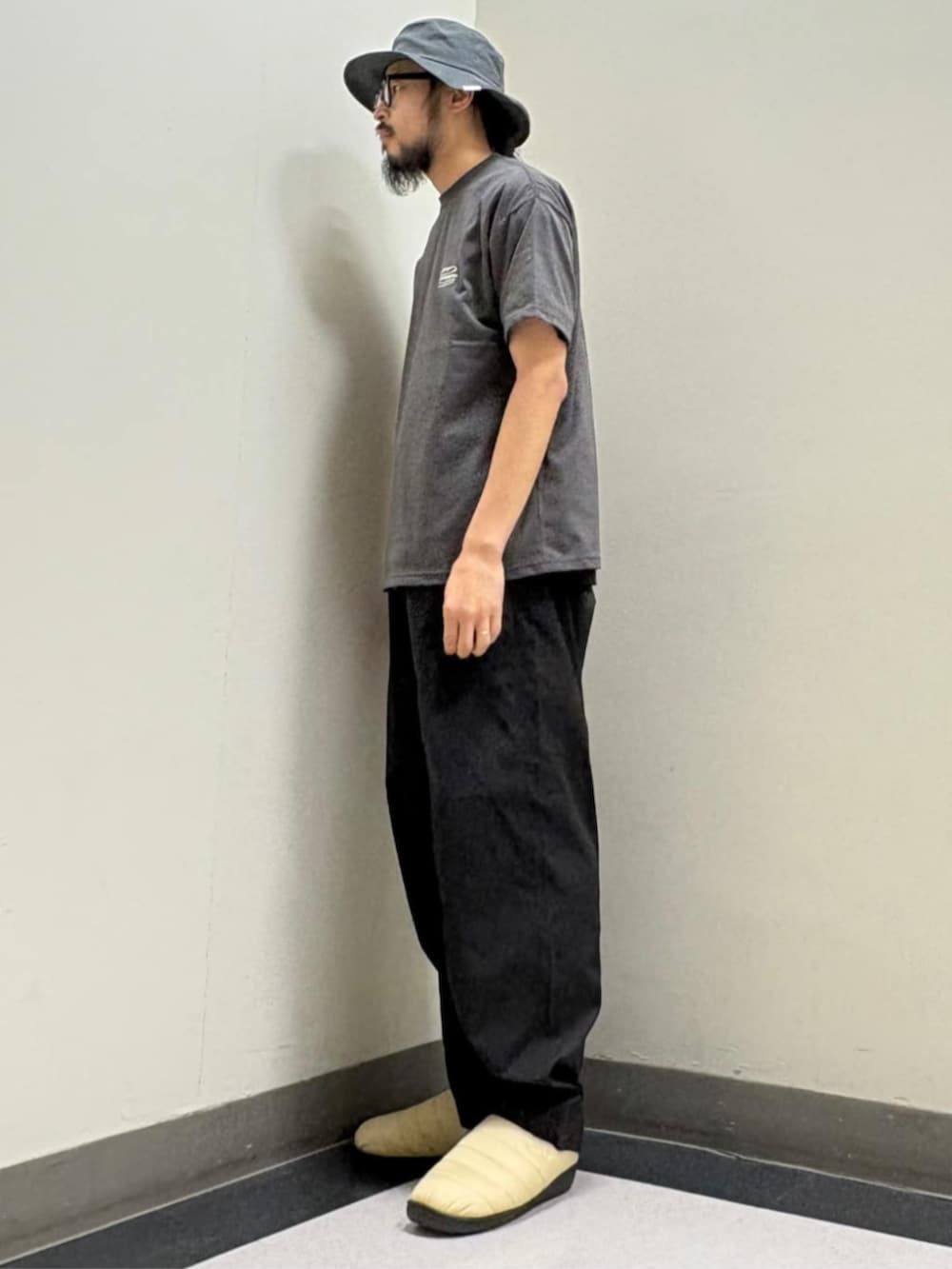 ブラック系のTシャツ/カットソー、ブラック系のその他パンツを着用したメンズの夏コーディネートの2枚目の写真