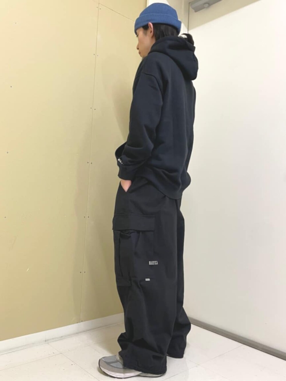 ブラック系のパーカーを着用したメンズの秋コーディネートの2枚目の写真