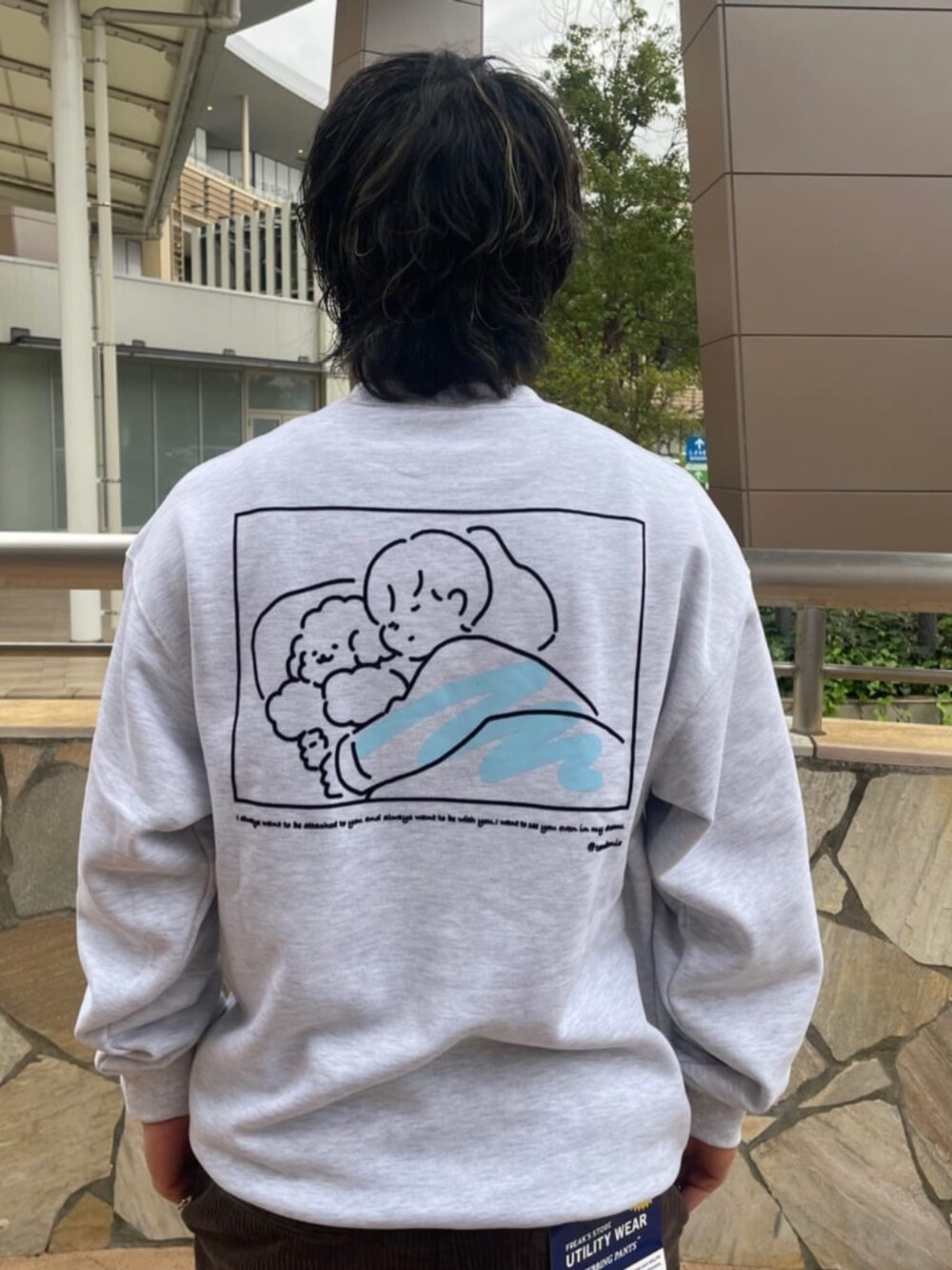 ブラック系のショルダーバッグ、レッド系のブーツ、グレー系のスウェットを着用したメンズの秋コーディネートの2枚目の写真