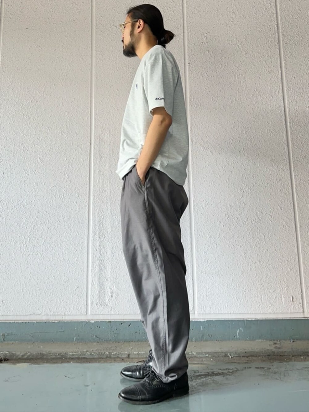 グレー系のTシャツ/カットソー、グレー系のスラックスを着用したメンズの春コーディネートの2枚目の写真