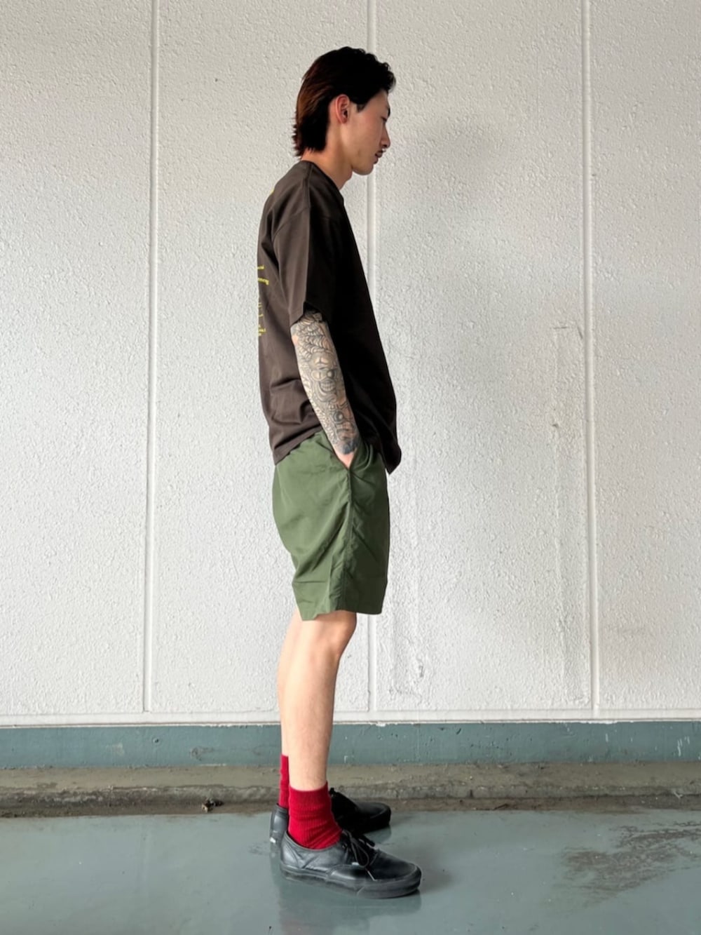 ブラック系のTシャツ/カットソー、グリーン系のその他パンツを着用したメンズの夏コーディネートの2枚目の写真