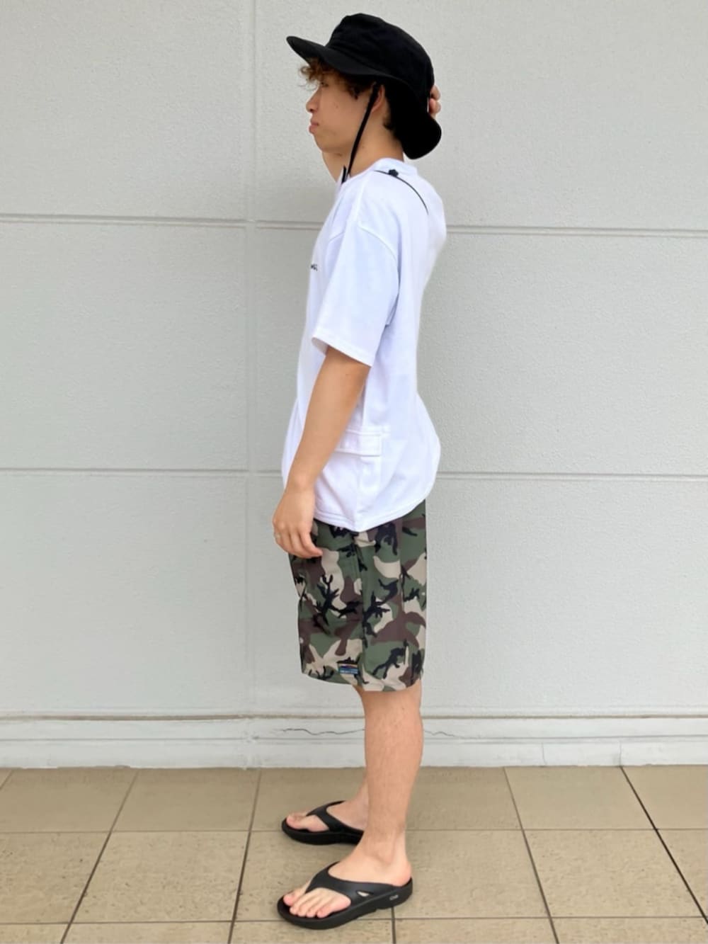 ホワイト系のTシャツ/カットソー、その他のその他パンツ、ブラック系のサンダルを着用したメンズの夏コーディネートの2枚目の写真