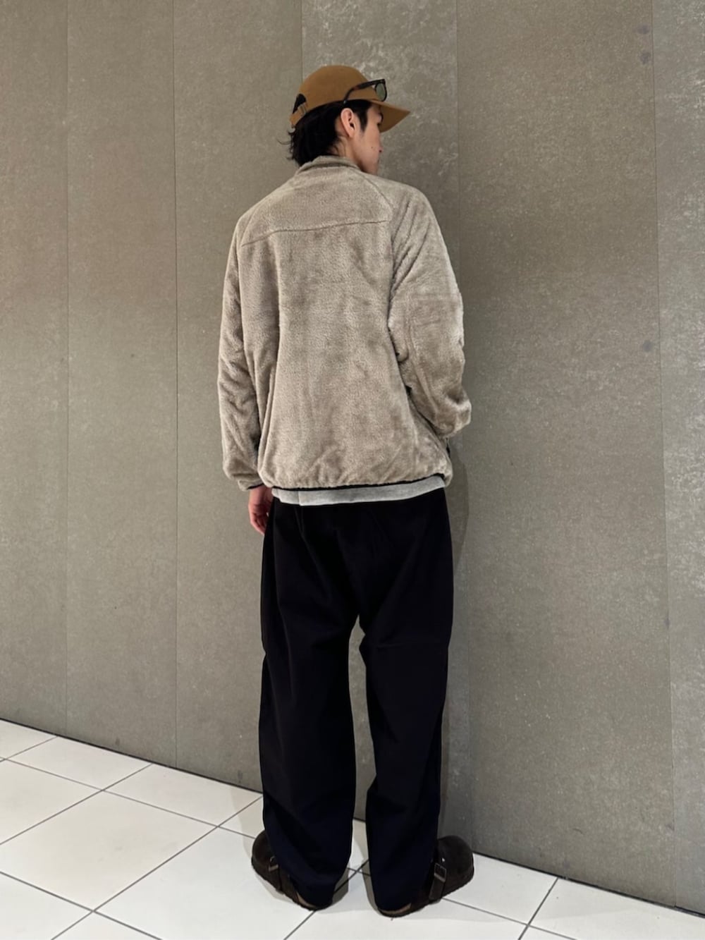 ブラック系のチノパンツ、その他のブルゾンを着用したメンズの秋コーディネートの3枚目の写真