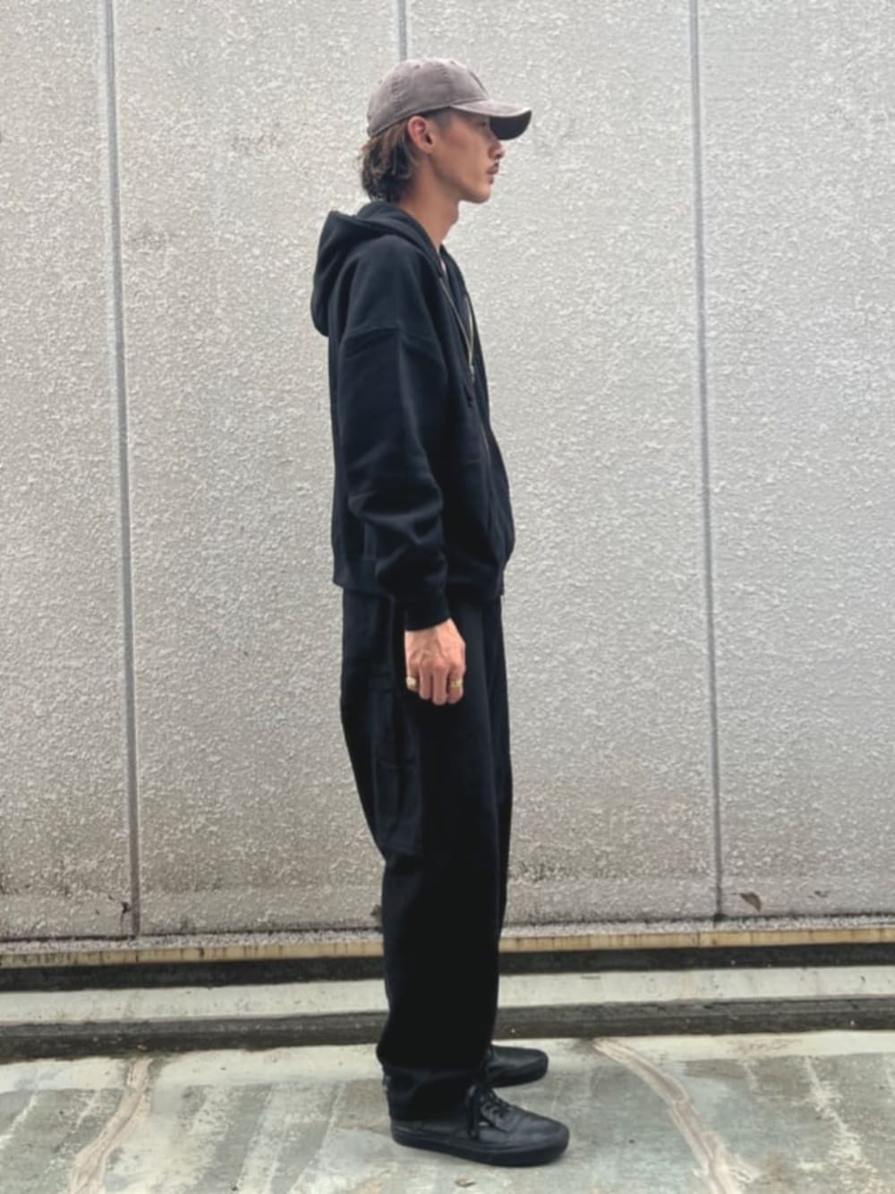 ブラック系のパーカー、ブラック系のその他パンツを着用したメンズの秋コーディネートの2枚目の写真
