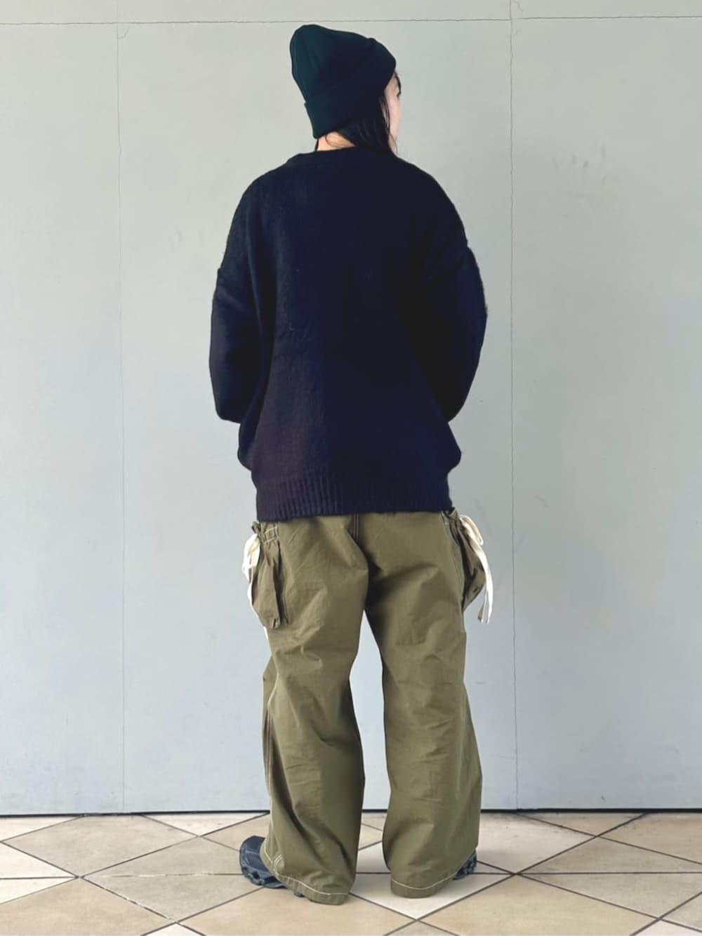 ブラック系のカーディガン/ボレロ、グリーン系のカーゴパンツを着用したレディースの夏コーディネートの3枚目の写真