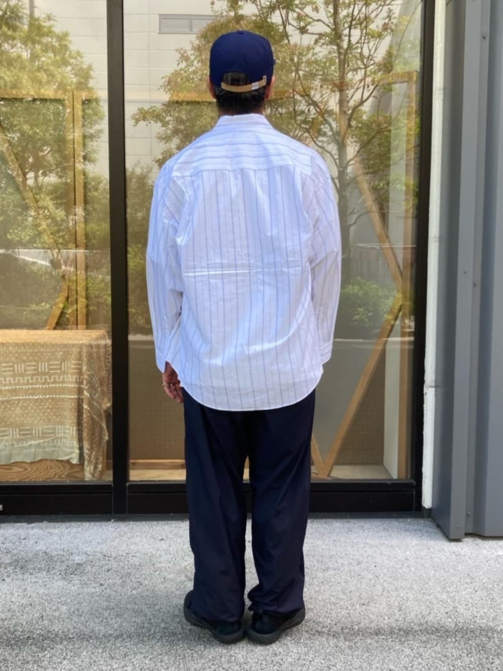 ホワイト系のシャツ/ブラウス、ホワイト系のシャツ/ブラウス、ブルー系のその他パンツを着用したメンズの夏コーディネートの3枚目の写真