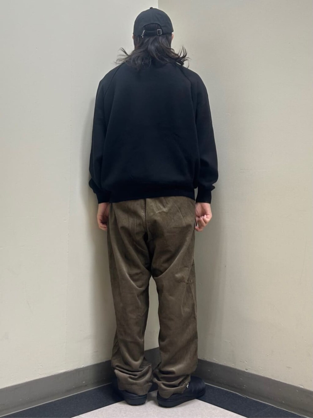 ブラック系のニット/セーター、ベージュ系のその他パンツを着用したメンズの秋コーディネートの3枚目の写真