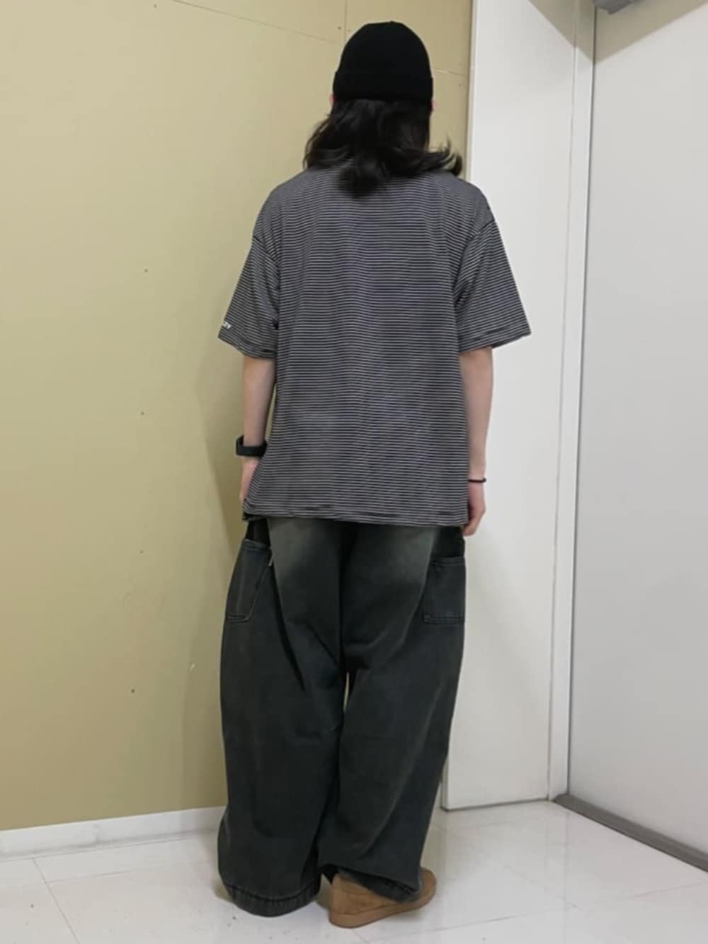 その他のTシャツ/カットソー、ブラック系のデニムパンツを着用したメンズの春コーディネートの2枚目の写真