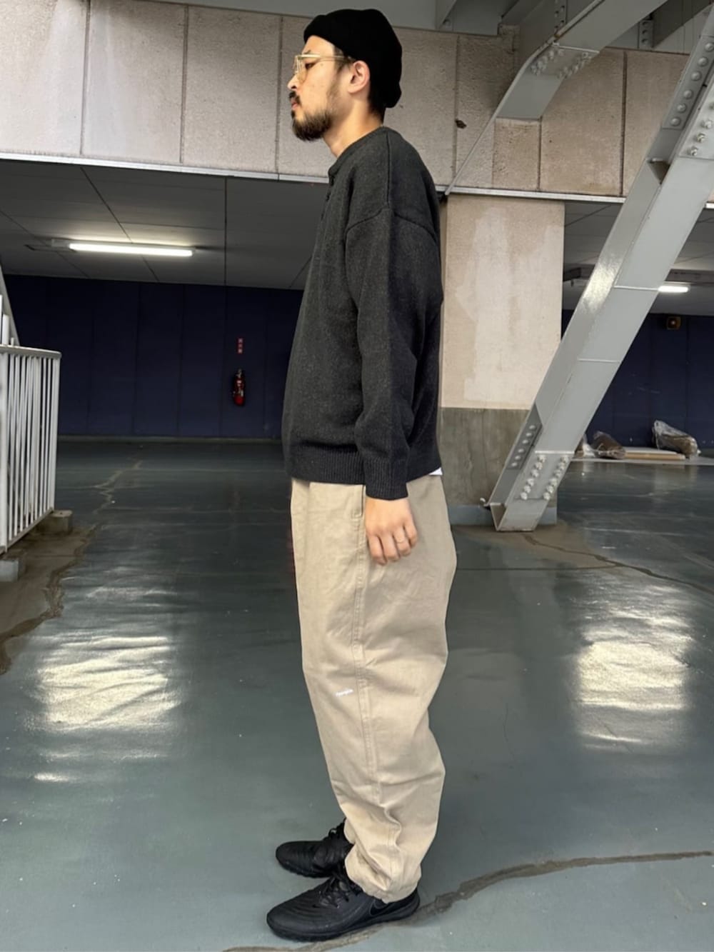 ベージュ系のチノパンツ、グレー系のニット/セーターを着用したメンズの秋コーディネートの2枚目の写真