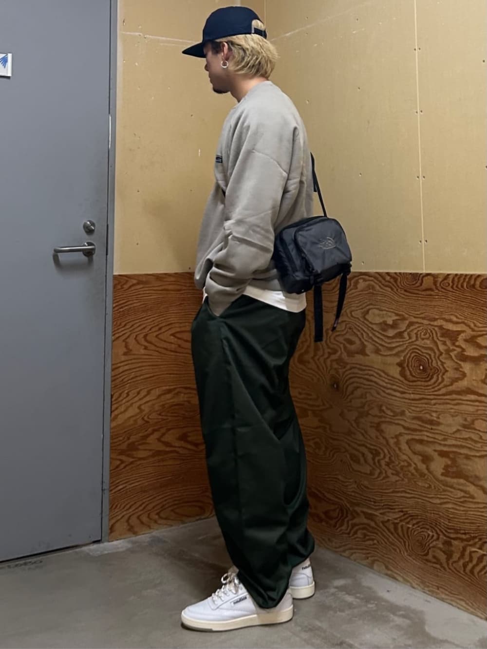 ベージュ系のスウェット、グリーン系のチノパンツ、ホワイト系のTシャツ/カットソーを着用したメンズの秋コーディネートの2枚目の写真