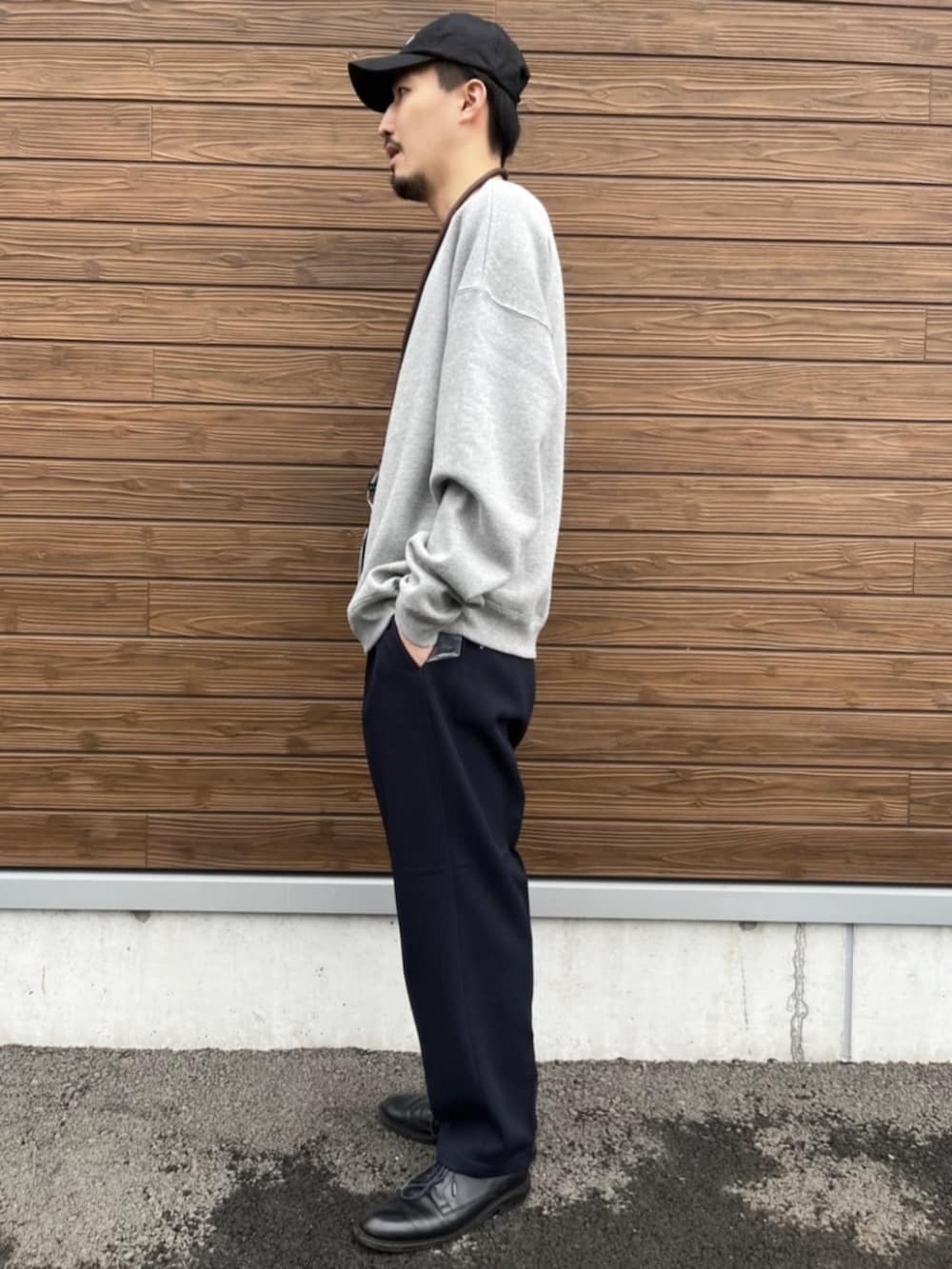 グレー系のスウェットを着用したメンズの秋コーディネートの2枚目の写真