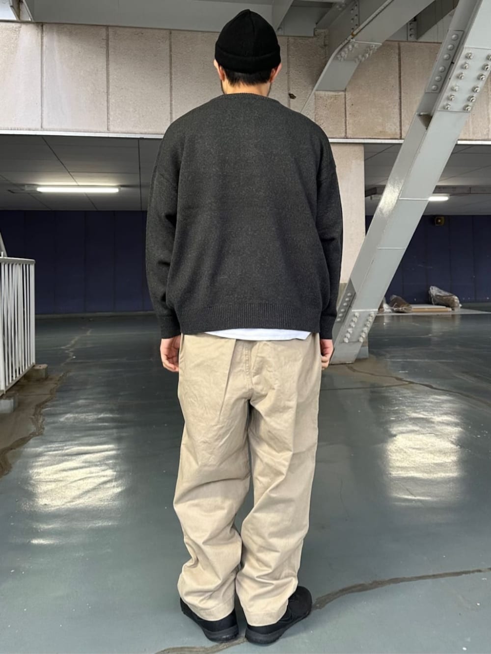 ベージュ系のチノパンツ、グレー系のニット/セーターを着用したメンズの秋コーディネートの3枚目の写真