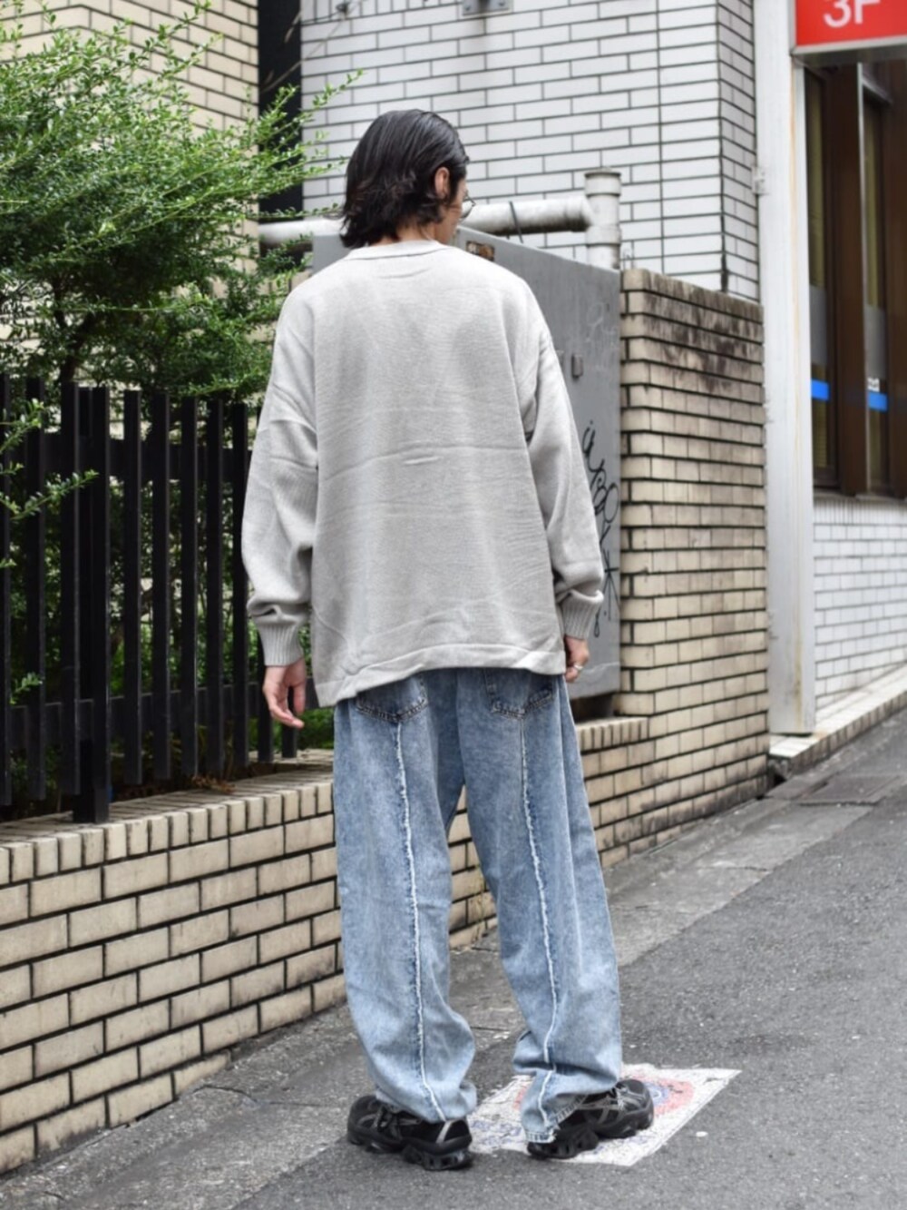 ブルー系のデニムパンツ、グレー系のカーディガン/ボレロを着用したメンズの夏コーディネートの3枚目の写真